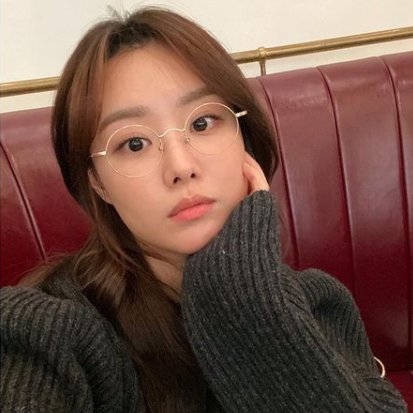 scrtarchive's tweet photo. jieun with glasses is my mood 🪐 https://t.co/kVVe9Icwb8
