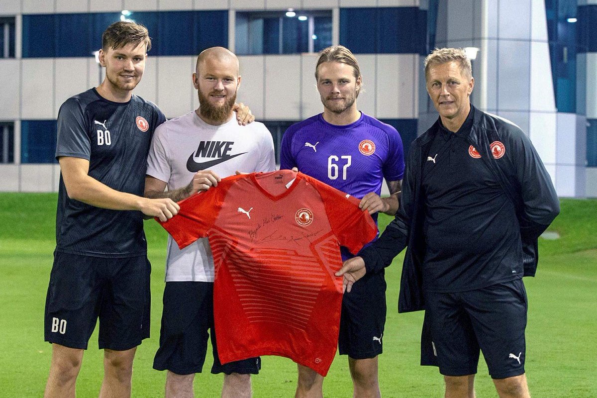 Gjafaleikur klúbbsins!

Úrslitaleikur í Emir Cup á föstudaginn og í tilefni þess gefum við einum heppnum stuðningsmanni Al-Arabi treyju!

Followaðu okkur og retweetaðu þessari færslu og þú ert í pottinum!

Dregið á fimmtudag.

#alarabiiceland
#fotboltinet
#emircup 
#alarabi