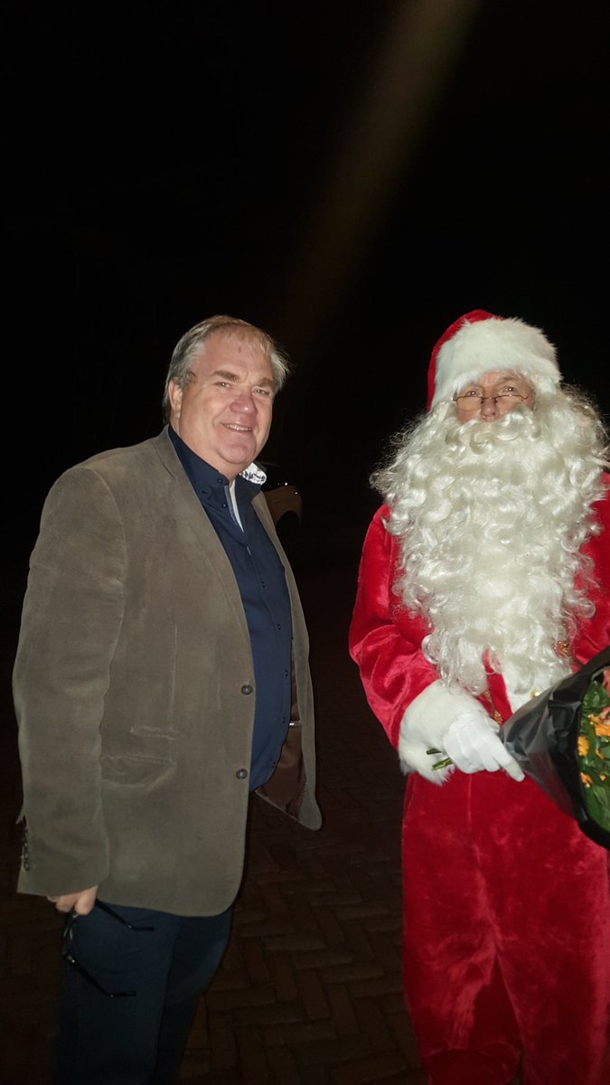 De Kerstman in hoogst eigen persoon reikte de Hart voor Blaricum KerstBEL 2020 Trofee uit met initiatiefnemer en raadslid Han Landman. Een gezellig verlicht huizenpaar in de Bijvanck won dit jaar! Op naar verlichting in 2021! #kerst2020 #kerstverlichting in ⁦<a href="/Gem_Blaricum/">Gemeente Blaricum</a>⁩