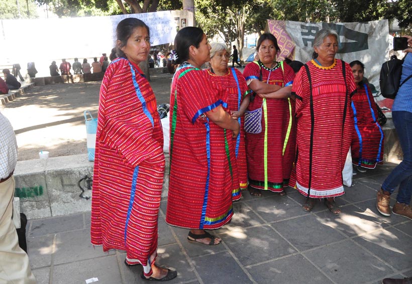 Finally, I started w/ pics of Zapotecs, but other photos show Mixtec, Mixe & Chatino. Here I include the Chontal, Amuzgo, Triqui & Huave. I know I'm missing a few 9/9  #Oaxaca  #indigenousrights  #IndigenousPeoples  #Mexico