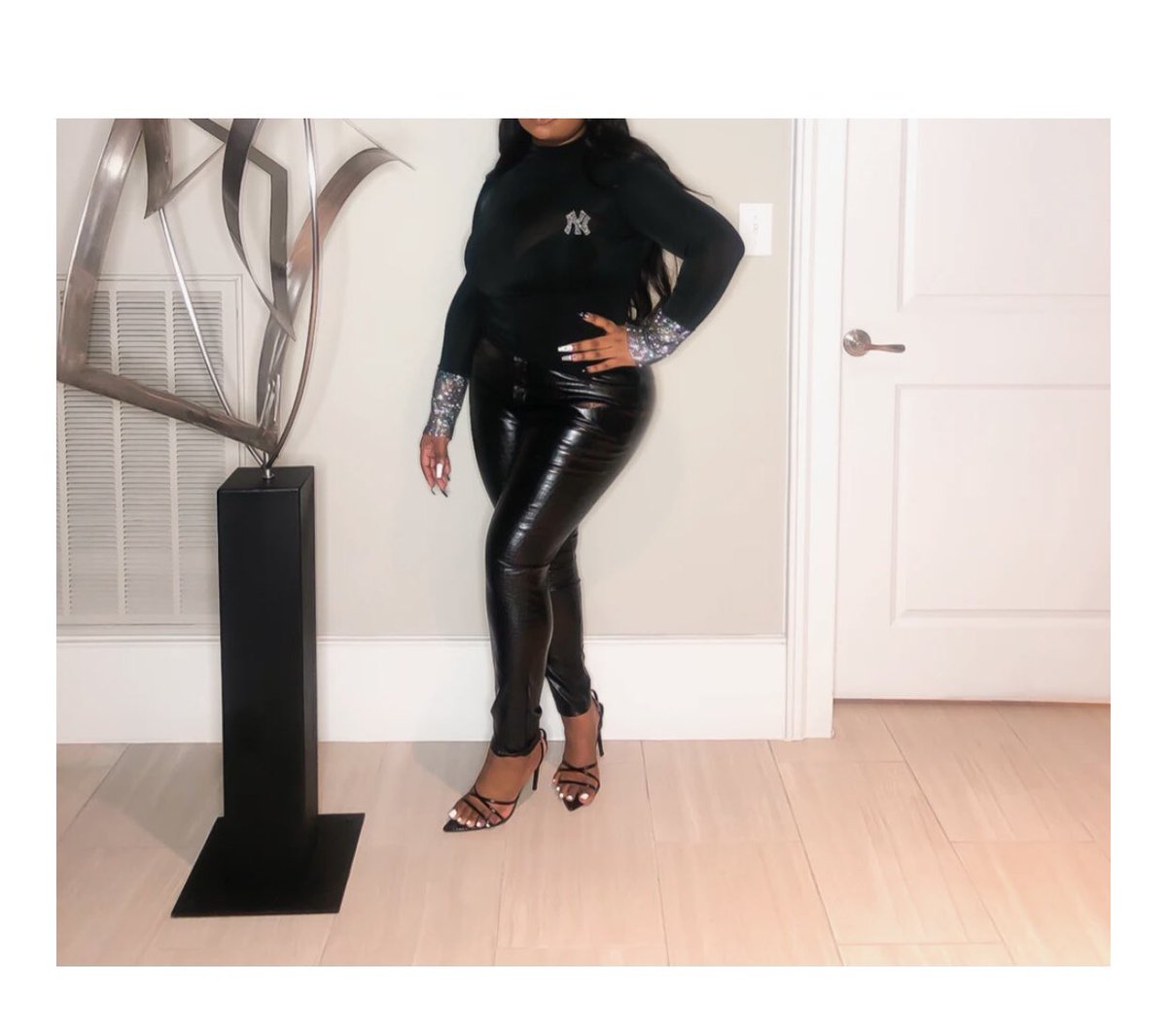 icon95thelabel's tweet photo. Shop “It’s Essential” ✨❄️🖤
https://t.co/TZOs3TZxmx https://t.co/FwmQ8ocov9