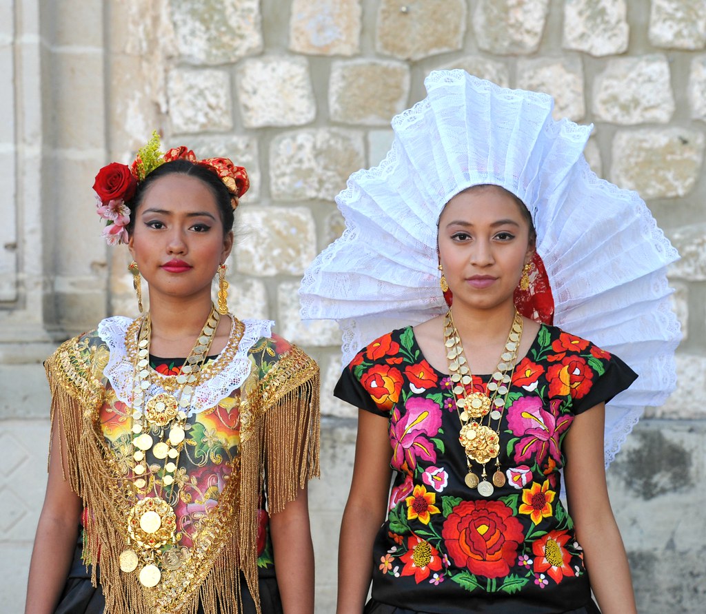 I love her art, so skip that. Who was Frida? She was an imp Mexican artist & leftist. Her mother = mestiza & her father = German. Who was Frida not? She was not Zapoteca, most esp not Istemña, even though she often wore the trajes women wear in Tehuantepec & Juchitan. 2/9