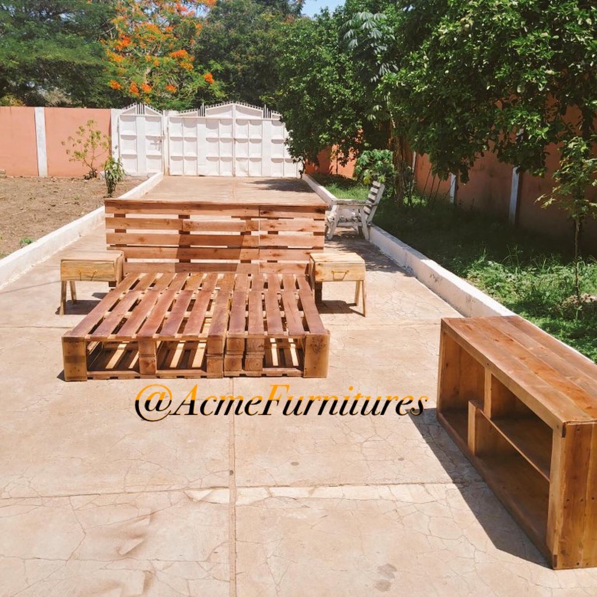 NII_ADJEI_'s tweet photo. I want to know how much my lovely clients out there are willing pay for PALLET BED FRAMES.

It’s a thread. Kindly vote on the polls and reply with your prices. #pallet #bed #frames #decor #furniture #furnituredesign https://t.co/QrY1DvKjdl