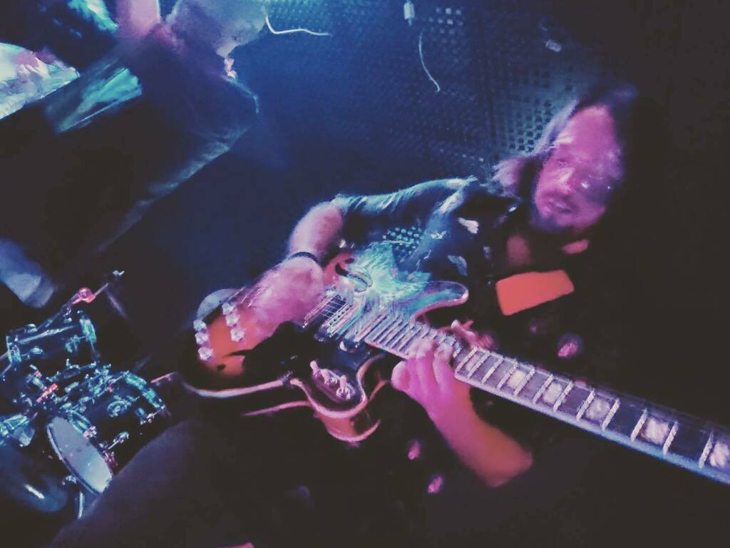 robertpaulsonsl's tweet photo. Si quereis oír a DIOS, solo teneis que ver a ÉSTE murciano tocar la guitarra

#robertpaulson #live #concertphotography #concerts #murciaquehermosaeres #boyband https://t.co/17eLA1mKQY https://t.co/GAuoD7GLH4