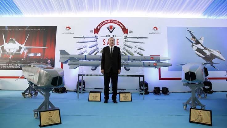 Hiçbir yaptırım kararı, Türkiye'yi hedeflerinden vazgeçiremez. Yerli ve milli savunma sanayimiz gücüne güç katmaya devam edecektir. 
#Türkiye, Cumhurbaşkanımız Sn. <a href="/RTErdogan/">Recep Tayyip Erdoğan</a>'ın liderliğinde ulusal güvenliğini sağlamak için gerekli gördüğü tedbirleri almaktan imtina etmeyecektir.