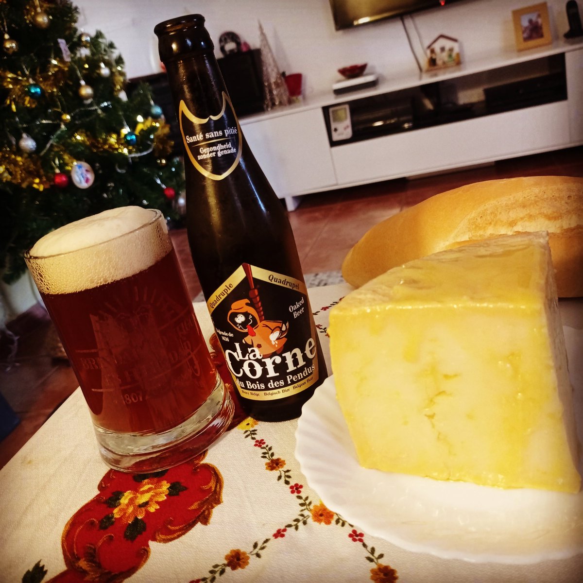 CbcSpain's tweet photo. Hoy ha caído esta "La Corne du Bois des Pendus Quadrupel" de #brasseriedesLegendes frutos secos, caramelo, alcohólica mezclado con las típicas notas de cervezas trapenses.
Del premio de la @ACCE_Cerveceros por el selfie del #IpaDay2020 https://t.co/iFHRpAIjnk