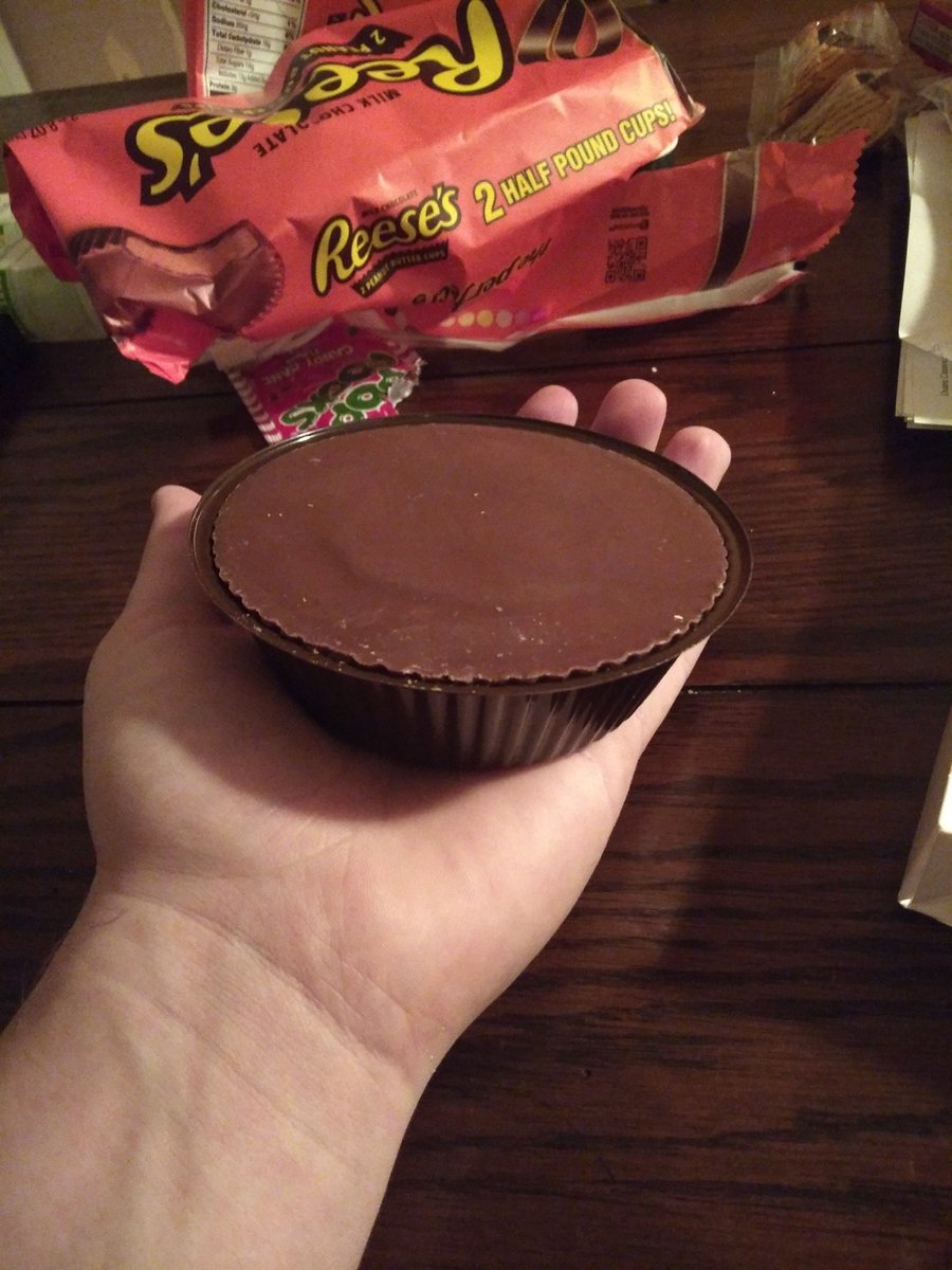 DroidUnitB1's tweet image. //I have a peanut butter cup.

...It's a half pound of chocolate, peanut butter and Terror.

Never have I been so intimidated by a treat.