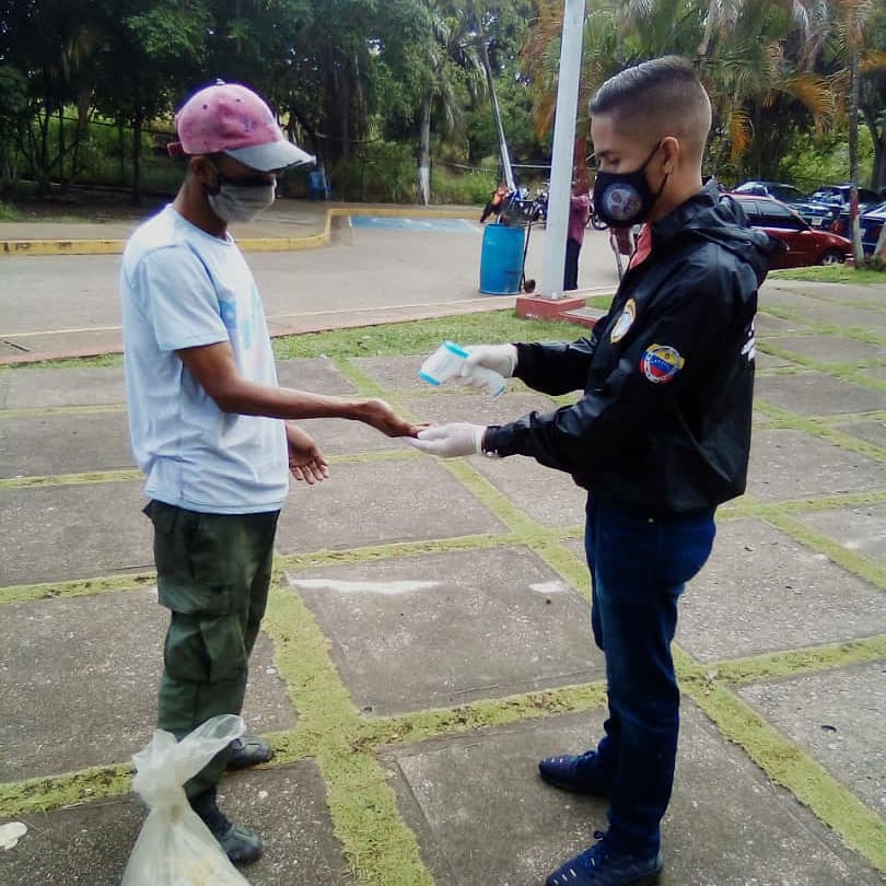 No olvidemos mantener la distancia y usar el tapabocas