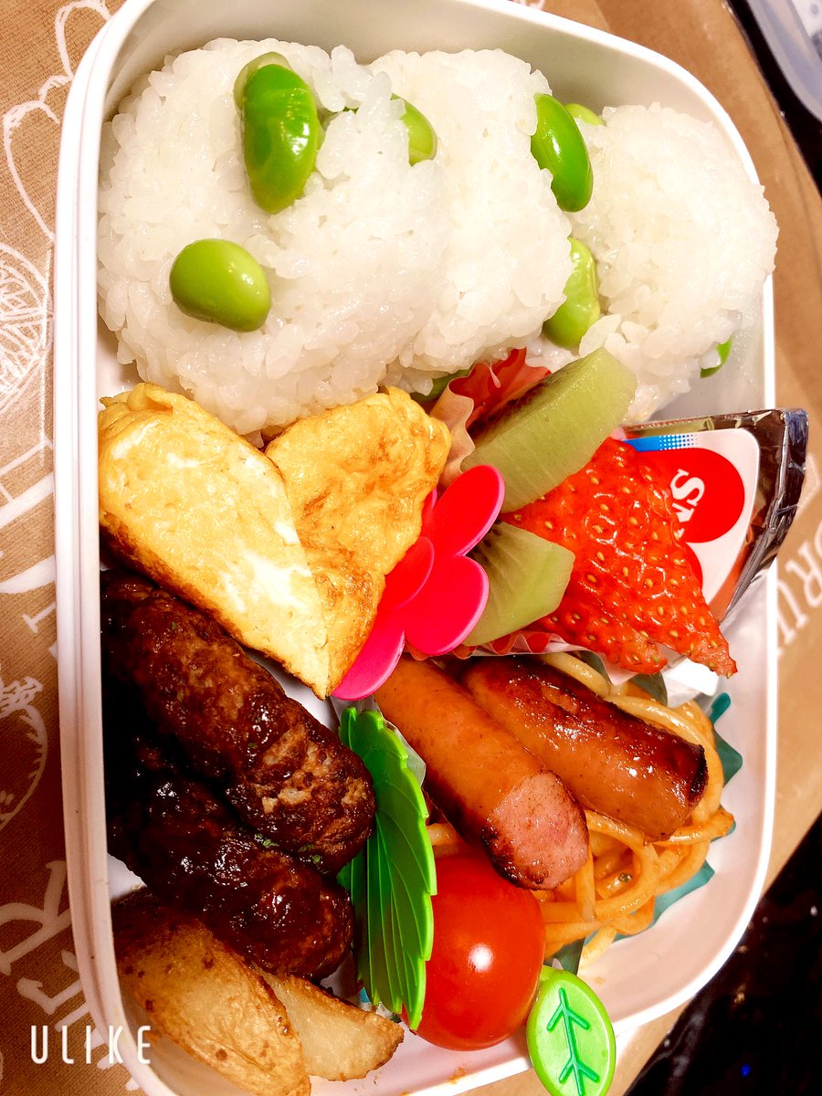 d77_ed's tweet photo. 長女クラスマッチで弁当🥢
チラ見せハート6Pチーズ( ˶‾  ꒳ ‾˵)❤
てか、靴下の片一方がなくなるなみに
水筒が行方不明の我が家…
どこいったよ気づけば2つもヽ ( ꒪д꒪ lll)ﾉ水筒やぁ～い出てこぉ～い

#ハート6P 
#6Pofficial https://t.co/TtKX3jrdCL