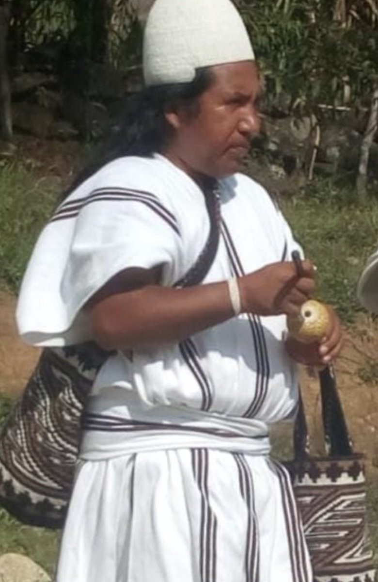 HELIODOPTERO's tweet photo. Abusos contra mujeres arhuacas: Zarwawiku Torres está denunciado en @Fiscalía por incesto y violar a mujeres de su pueblo arhuaco. Al mismo tiempo, usurpó la dignidad más alta de la etnia: Cabildo Gobernador. Y lo peor, ha sido avalado por el @mininterior Fernando Aguirre. https://t.co/IaJVEsO0L7