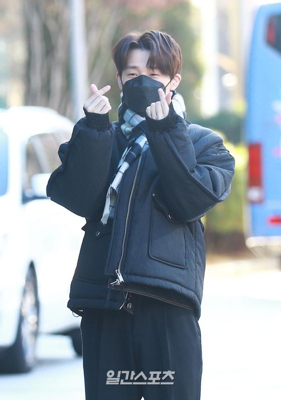 ifntinfo's tweet photo. [PIC] 201215 INFINITE Sunggyu "Choi Hwa Jung's Power Time" Radio Show - Arrival 

#인피니트 #성규 #김성규 (cr. logo) https://t.co/VuyVcDgWCx