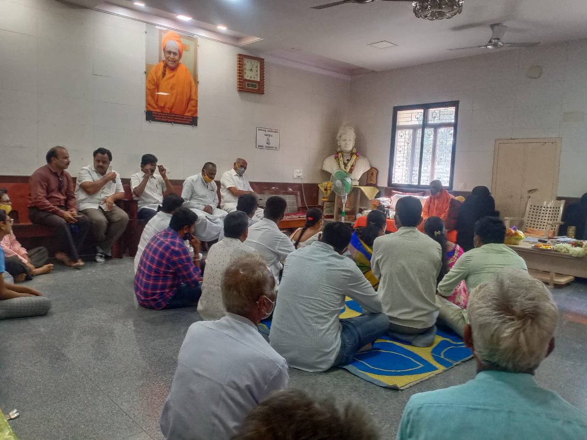 DGPatil_bjp's tweet photo. ಚಿತ್ತರಗಿ  ಶ್ರೀ ವಿಜಯ ಮಹಾಂತೇಶ ಸಂಸ್ಥಾನ ಮಠ, ಇಳಕಲ್'ನ ಪೂಜ್ಯರಾದ  ಶ್ರೀ ಗುರು ಮಹಾಂತ ಸ್ವಾಮಿಗಳಿಗೆ ಕರ್ನಾಟಕ ಸರ್ಕಾರವು " ಸಂಯಮ ಪ್ರಶಸ್ತಿ" ಯನ್ನು ಘೋಷಣೆ ಮಾಡಿದೆ ನಿನ್ನೆ ಶ್ರೀಗಳ ಆಶೀರ್ವಾದ ಪಡೆದು ಗೌರವಪೂರ್ವಕವಾಗಿ ಸನ್ಮಾನಿಸಿ ಶುಭಾಶಯ ಸಮರ್ಪಿಸಲಾಯಿತು. https://t.co/lx32K1RxlX