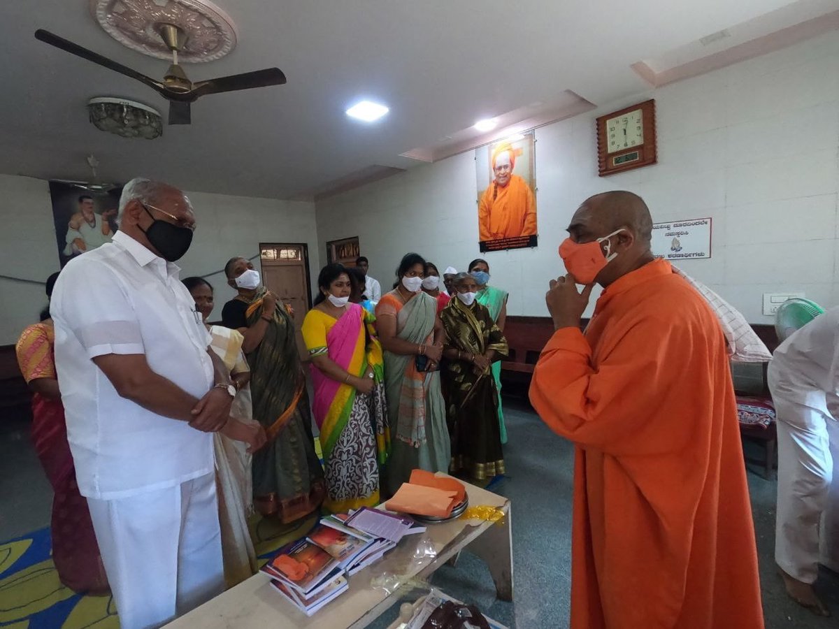 DGPatil_bjp's tweet photo. ಚಿತ್ತರಗಿ  ಶ್ರೀ ವಿಜಯ ಮಹಾಂತೇಶ ಸಂಸ್ಥಾನ ಮಠ, ಇಳಕಲ್'ನ ಪೂಜ್ಯರಾದ  ಶ್ರೀ ಗುರು ಮಹಾಂತ ಸ್ವಾಮಿಗಳಿಗೆ ಕರ್ನಾಟಕ ಸರ್ಕಾರವು " ಸಂಯಮ ಪ್ರಶಸ್ತಿ" ಯನ್ನು ಘೋಷಣೆ ಮಾಡಿದೆ ನಿನ್ನೆ ಶ್ರೀಗಳ ಆಶೀರ್ವಾದ ಪಡೆದು ಗೌರವಪೂರ್ವಕವಾಗಿ ಸನ್ಮಾನಿಸಿ ಶುಭಾಶಯ ಸಮರ್ಪಿಸಲಾಯಿತು. https://t.co/lx32K1RxlX