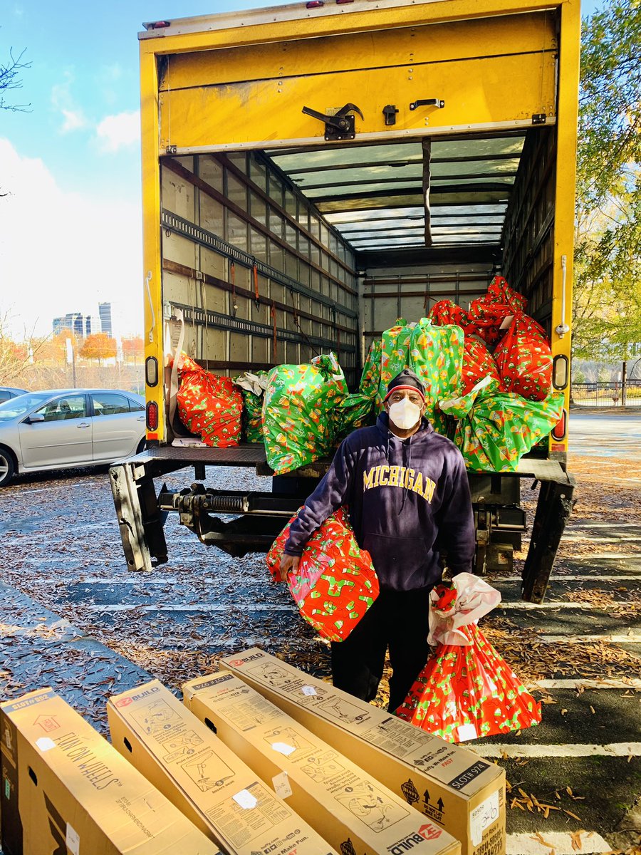 TheRichardH's tweet photo. It's Monday before the break and over the hill a partner awaits! A yellow truck delivering wishes of hope! Thanks to @KTS_Law @Ktbeacham @Robinviews @BaMOAP @MariaAScott24 https://t.co/7V7jemTZgB