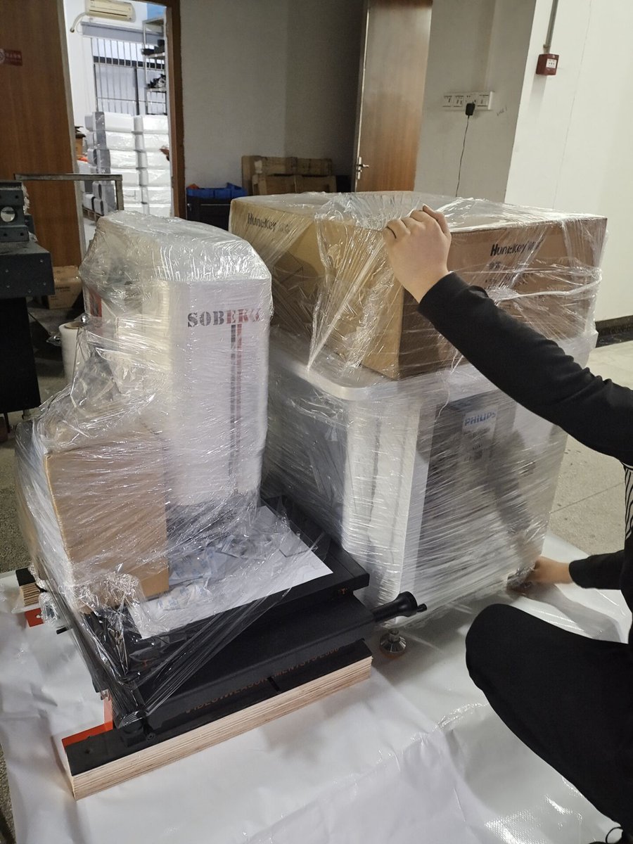 JackChenSobek's tweet image. E300 manual video measuring machine ship for Poland customer , XYZ travel range 300*200*200mm , vision magnification 44-258X, accuracy 3+L/200um #SOBEKK #E300 #VideoMeasuringMachine #Manual