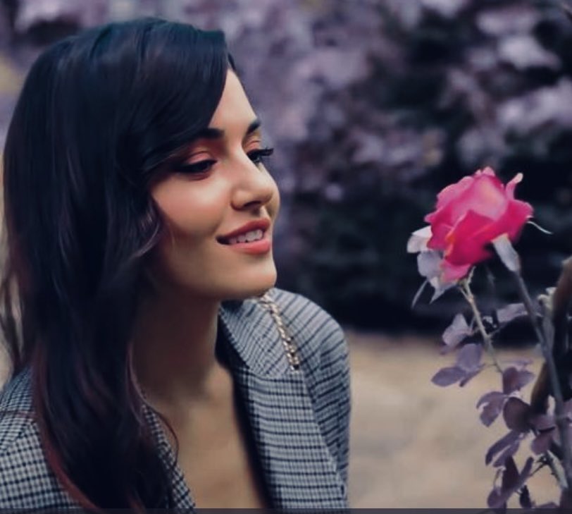 pretty5rose's tweet photo. @siwaralyasmeen وإنِّما #سِوار :
شعورٌ يسمو ولا يخبو ، بقاءٌ لا تُربكُه المواقف ، ومعزوفةٌ لحنُها احتواء ، يبثُّ في روحي الحياة ، إن لم يكن هو الحياة ..
#صمت https://t.co/xsZWDcHhNt