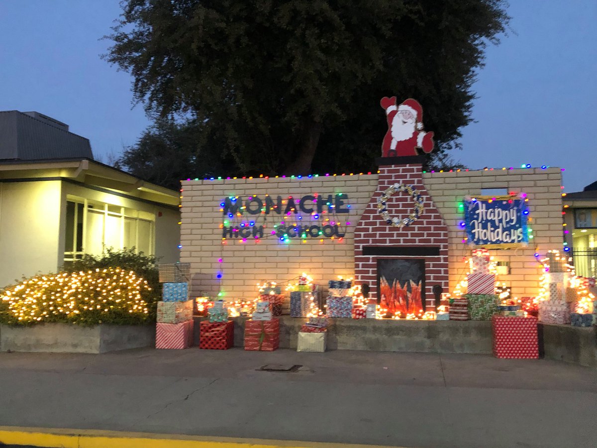 MonacheHS's tweet photo. Happy Holidays from Monache High School. Thank you CSF for your vision of spreading holiday cheer! Thank you advisors Brandy Culver and Grant Wagner. @TammyKeith63 @jbowker8 @PortervilleUSD @PCollegePirates @PortervilleFair @DoeSuu11 @recorderonline @strathmoreasb @PMA_Cadets https://t.co/drXFUyApUO