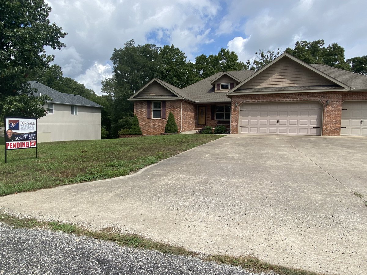 brianbbesser's tweet photo. Another successful CLOSING for my Sellers in Branson, Mo! https://t.co/3KLwpX6t8t