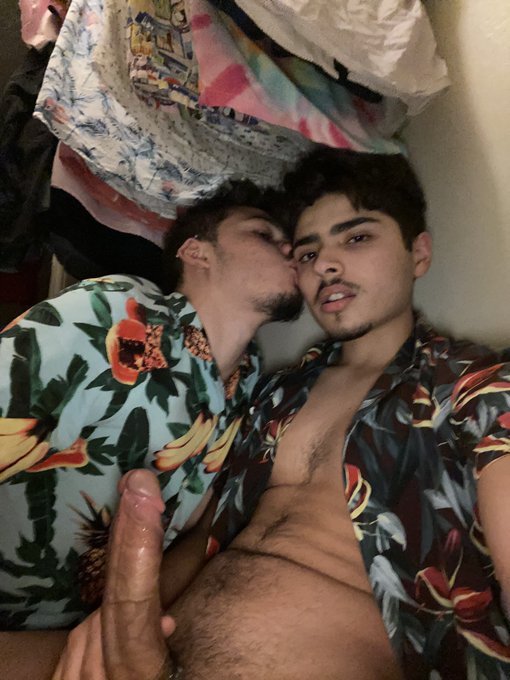 The way he looks at me 🥰 https://t.co/dUf0Ca1YxA