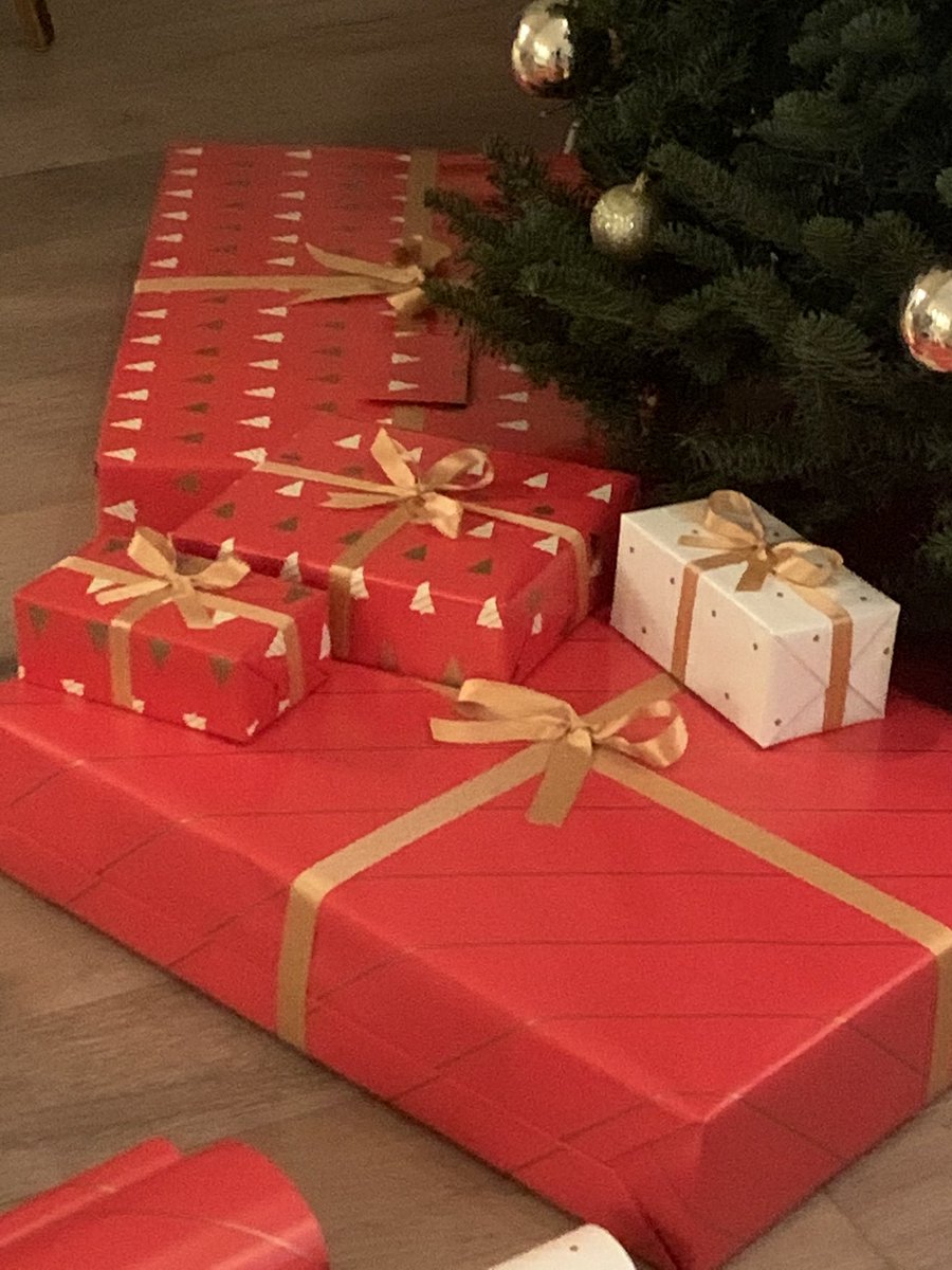 Twitter seems like the place to brag about my present wrapping skills. The one time of year I get to flex.