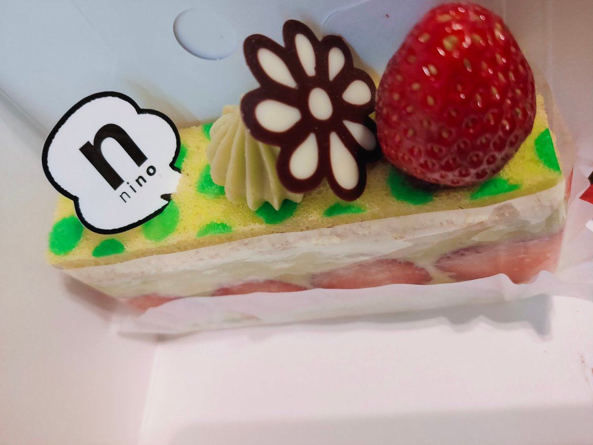 黒うさぎ Cafe Patisserie Ninoのケーキ 美味しかった ショートケーキ とザッハとイチゴとピスタチオ 息子3人で頂きました 半田市 ケーキ