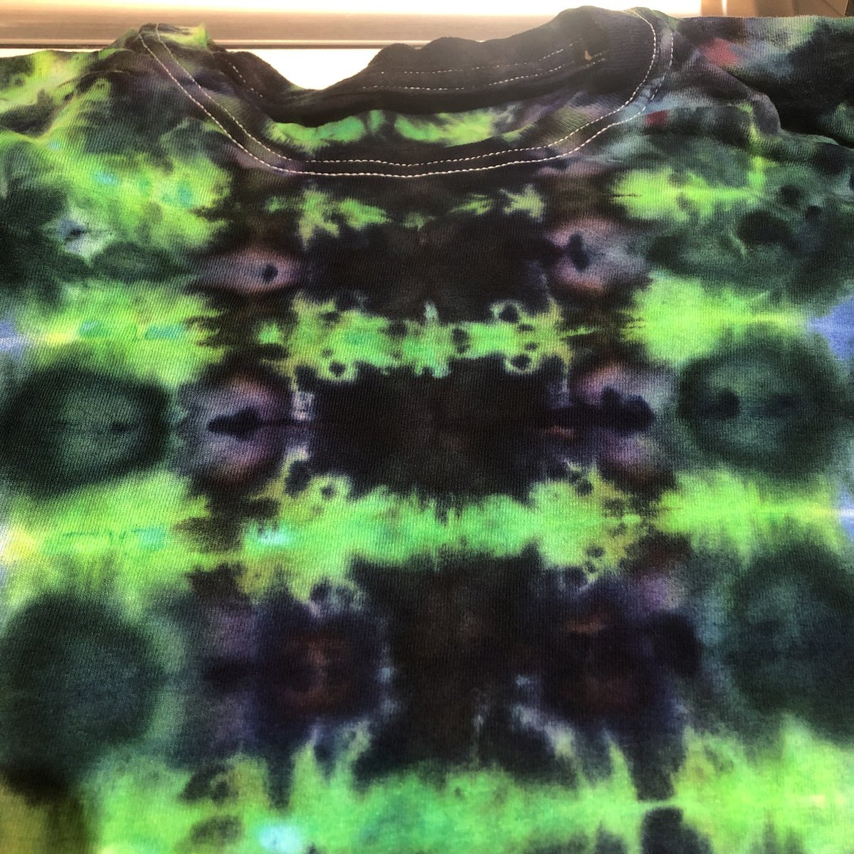 TheLeesOfMemory's tweet image. Well, the ol' outdoor work sink's been fairly lit today! I'm loving all these greens: Better Blue Green, Kelly Green, Bright Green &amp;amp; Electric Green from @dharmatrading 
💚⚡️✨ #IceAndTime #icedye