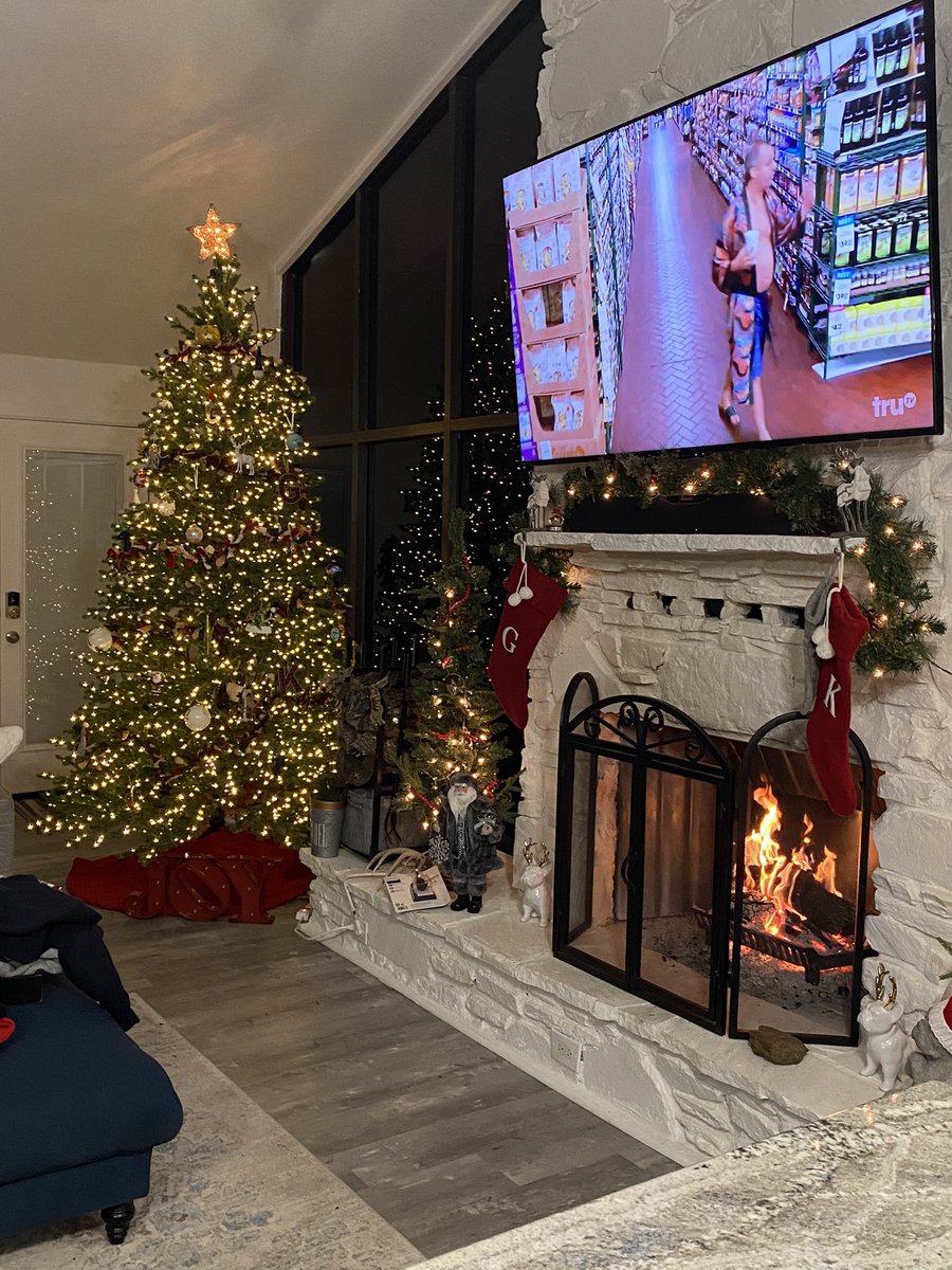 KenishaH_TX's tweet photo. @KateySagal First tree in our new home, you can tell by the TV my son is home from college @Joe_Gatto @truTVjokers #tree #ChristmasTree https://t.co/eEKjqKsxdo