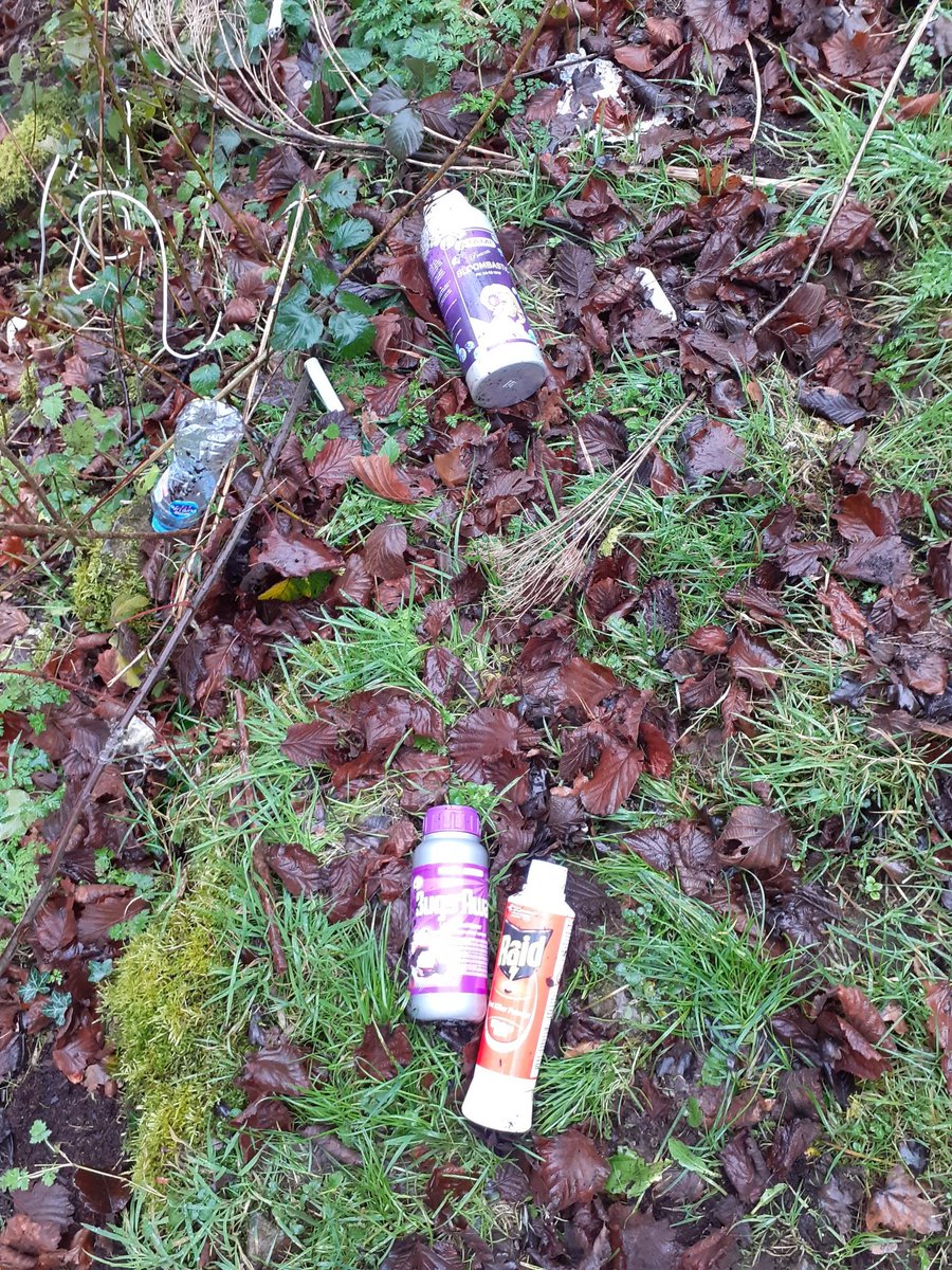 Clearing fly tipping in the Manifold Valley today with Volunteer Rangers. <a href="/StaffsPoliceRWC/">Rural&WildlifeCrime</a> <a href="/StaffsTourism/">Staffordshire Moorlands Tourism</a> @grindon