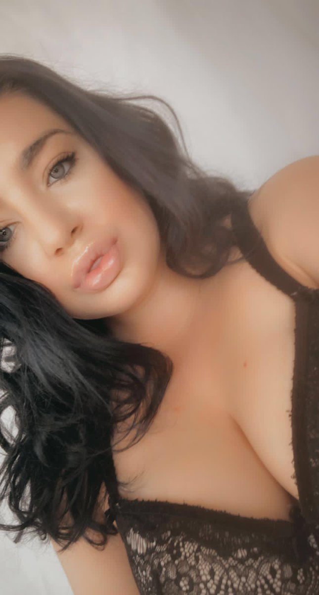 scmodelsuk's tweet photo. One of our gorgeous models @official_laylalouise 👑💖✨
She is available for webcam, shoot bookings, music videos &amp; more!! 😍🙌🏼 
Click the link in our bio to chat with her on cam 🔥
Dm us to book her for shoots/promo💖 
#scmodelmanagement 
#scmcamqueens #scm  #scmodels https://t.co/UtMFxKtbwJ