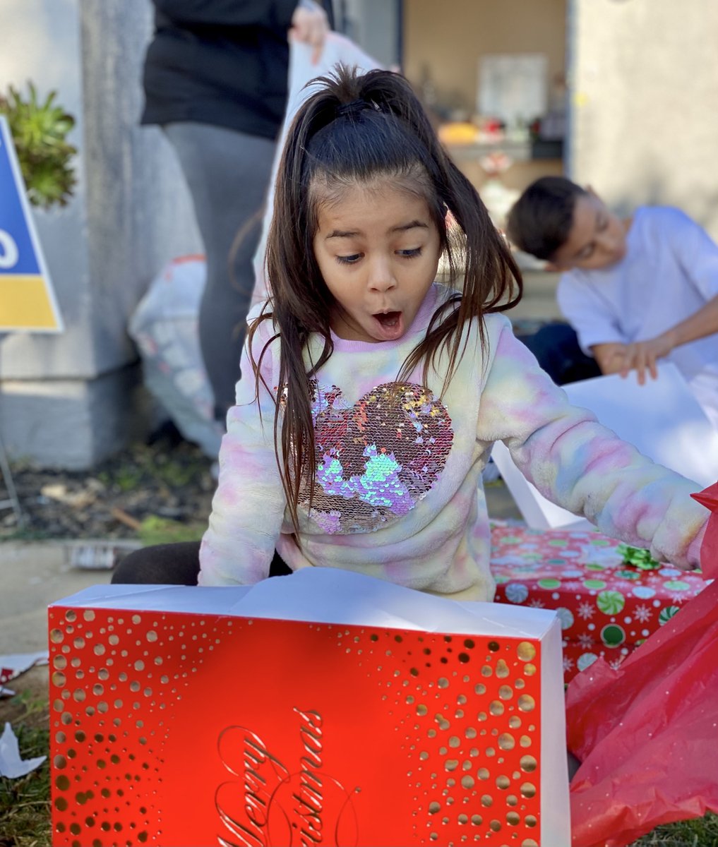 sebasbcounty's tweet photo. Our Probation Corrections Officers delivered a truck full of presents to this deserving family still reeling from the loss of their mother. One of the kids is a ward at the Central Juvenile Detention Center who confided in our members when his mother passed. #ShopWithACop https://t.co/Ry7CdaCRcY