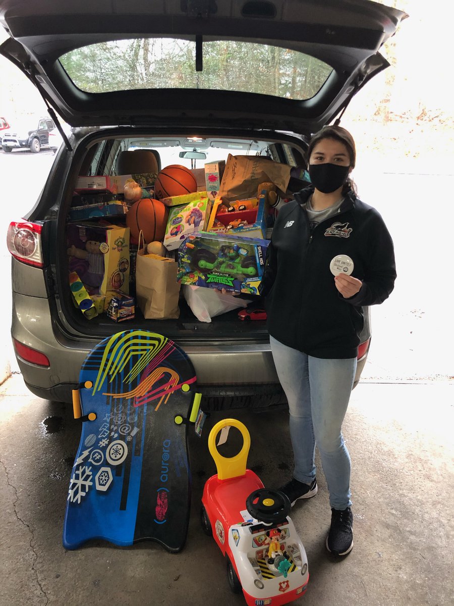 UnitedWaySECT's tweet photo. Even more toys being delivered to our Food Center from our generous friends @MoheganSun. Big thanks to them for contributing to the @tommytoyfund effort and making the holidays brighter!!! #LiveUnited https://t.co/VgwyAn7h1Z