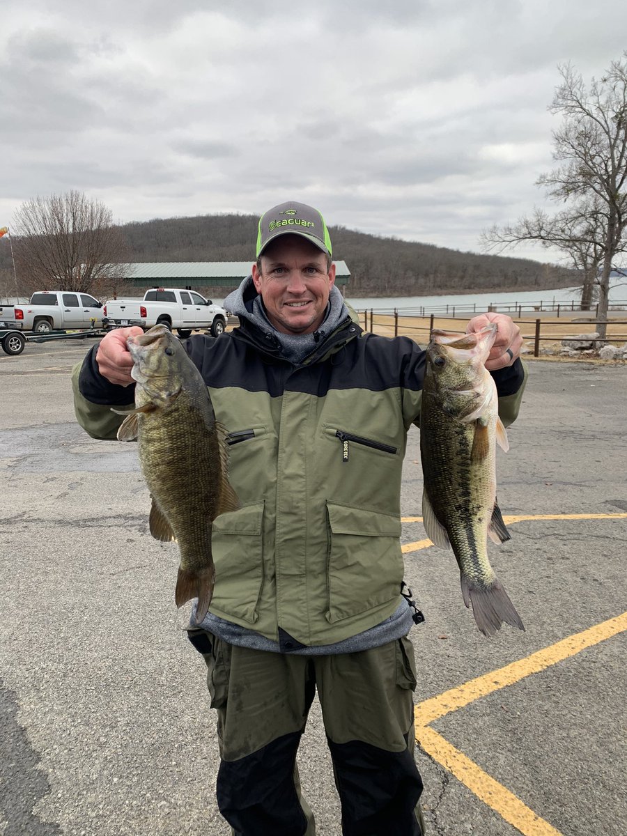 live2fish365's tweet photo. Had a good tournament at #Tenkiller had 4 for 15.05 lost by 1/2 pound 🥺🤷‍♂️ still has a fun time!  Threw a jig all day on 15lb jnvizx and caught the mess out of them 💪 lacking that one more 16” fish 🤦‍♂️ #seaguar #ragetail #moanerhooks https://t.co/ZUZmbEZBFs
