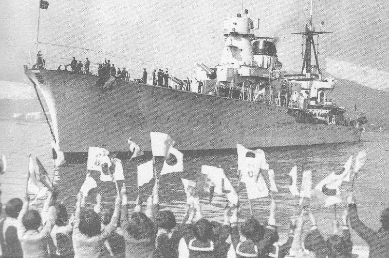 ナオ 紙模型静岡工場 イタリア海軍ってたまに日本に来てるのね 艦橋の円錐形はなんなんだろうなぁ 独特の形 イタリア軍の ライモンド モンテクッコリ級軽巡洋艦 モンテクッコリ 長崎入港 日の丸 イタリア王国旗を振って歓迎する市民