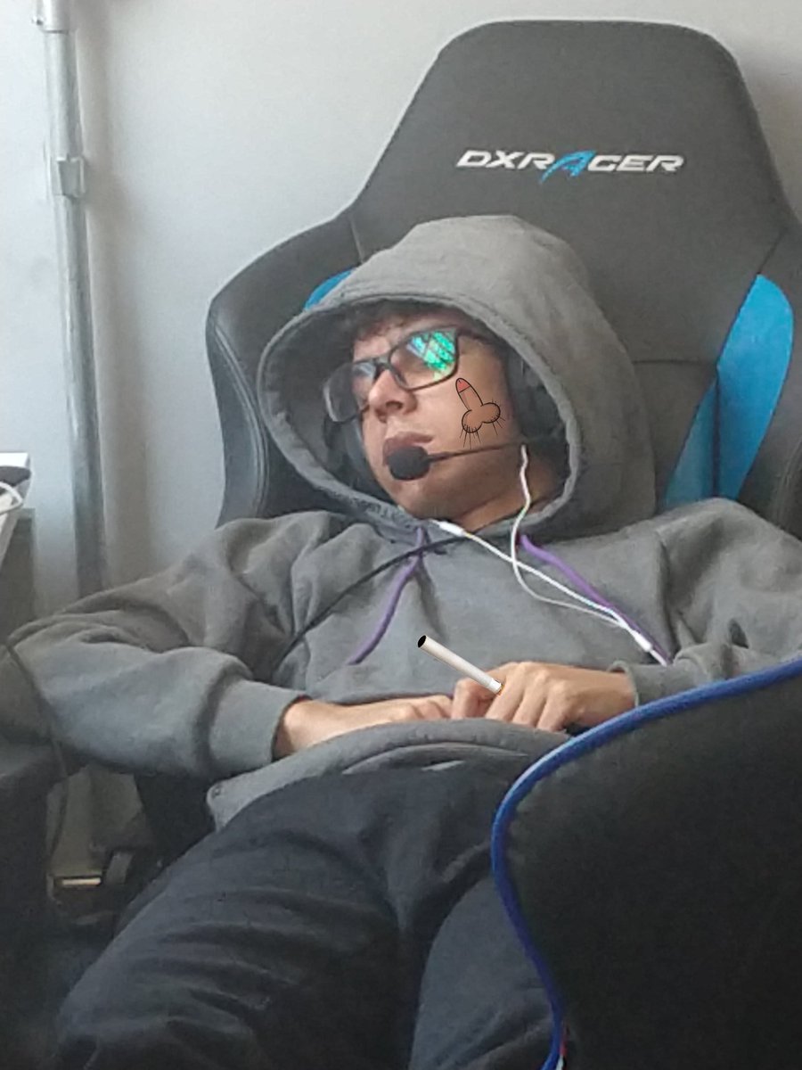 TJV_OFICIAL's tweet photo. EÇI DYA FOI DOIDU, @v1xenBEAST FICU TAUM LOKU Q DURMIO NA CADERA CU SIGARU NA MAUM. DIPOIS O @fzkkfps FES UM PITU NA KARA DELI PA MUSTRA U PITU DU V1XEN #TJV https://t.co/5yjqBk9Uqv