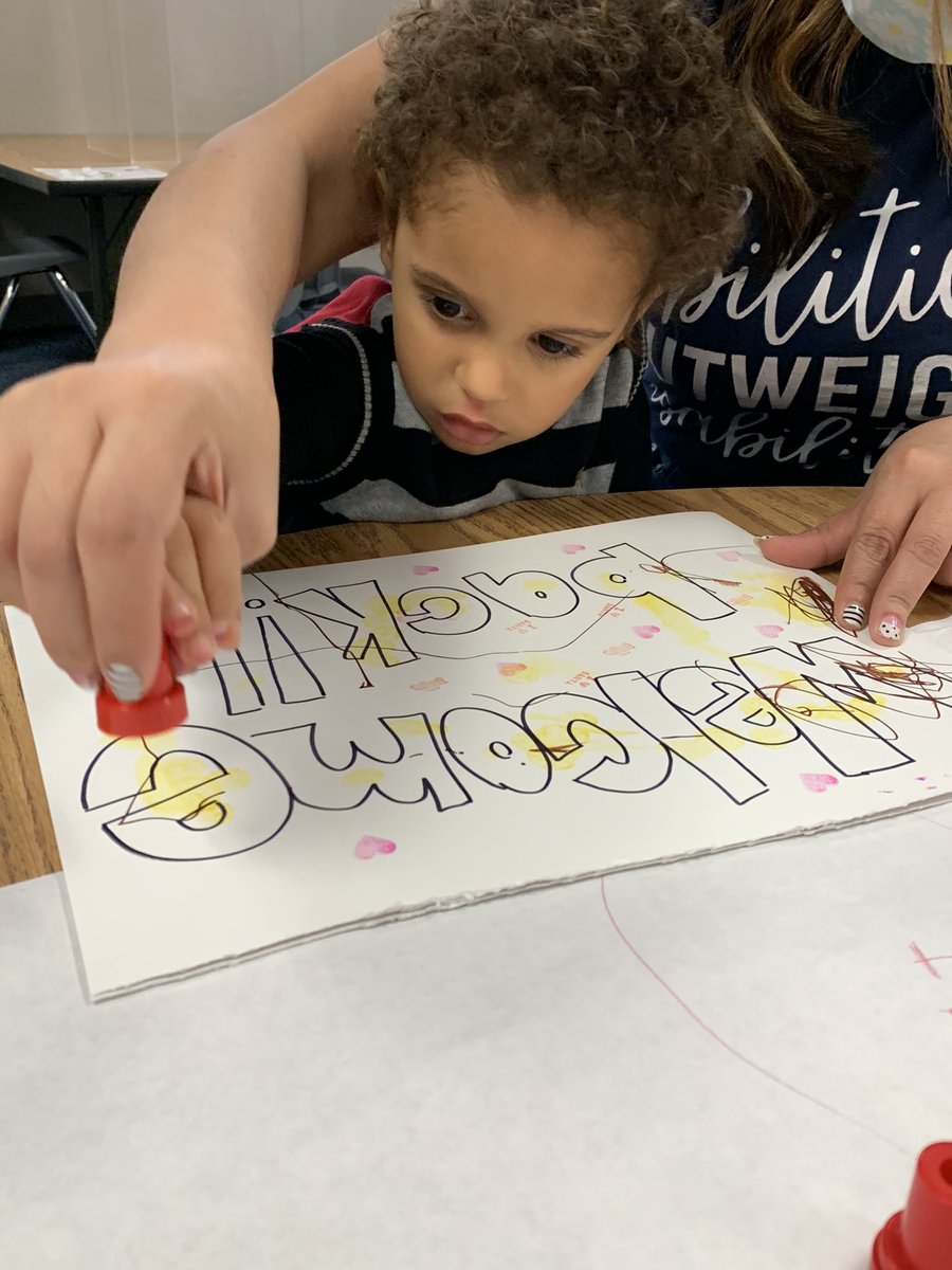 MsIrvin3's tweet photo. We couldn't wait to welcome  @KirkLeadLearner back to campus today! Tiny tigers with big cards and even bigger hearts! ❤️🥰 #kind #Independent #KirkRoar #kirkadventure2021 https://t.co/Z2pVPoT9hv