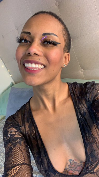 the face 🖤 the bush https://t.co/cPfmsBJnIa