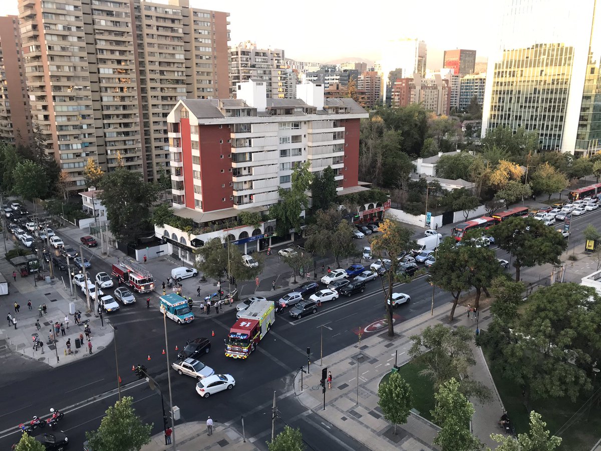 xpressmedia_cl's tweet photo. TIENEN QUE VER LOS PROTOCOLOS. Accidente de tránsito en Apoquindo con Jorge VI a las 20 horas, @CentralCBS #bomberos llegó de inmediato pero seguridad ciudadana Las Condes @LC_seguridad se tardó aprox. 25 minutos y #caos vial en una  principal arteria de #lascondes. @JoaquinLavin https://t.co/0TI1dVOTCT