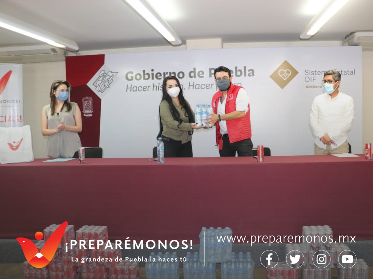 PreparemonosPue's tweet photo. Desde #PreparémonosPuebla agradecemos a Coca-Cola FEMSA por su continuo apoyo durante la contingencia por #COVID19, en esta ocasión realizaron una donación de 696 botellas de agua y 900 latas de Coca-Cola que fueron entregadas a @DIFGobPue.
#LaGrandezaLaHacesTú
#HagamosEstoJuntos https://t.co/P1etGhLHkm