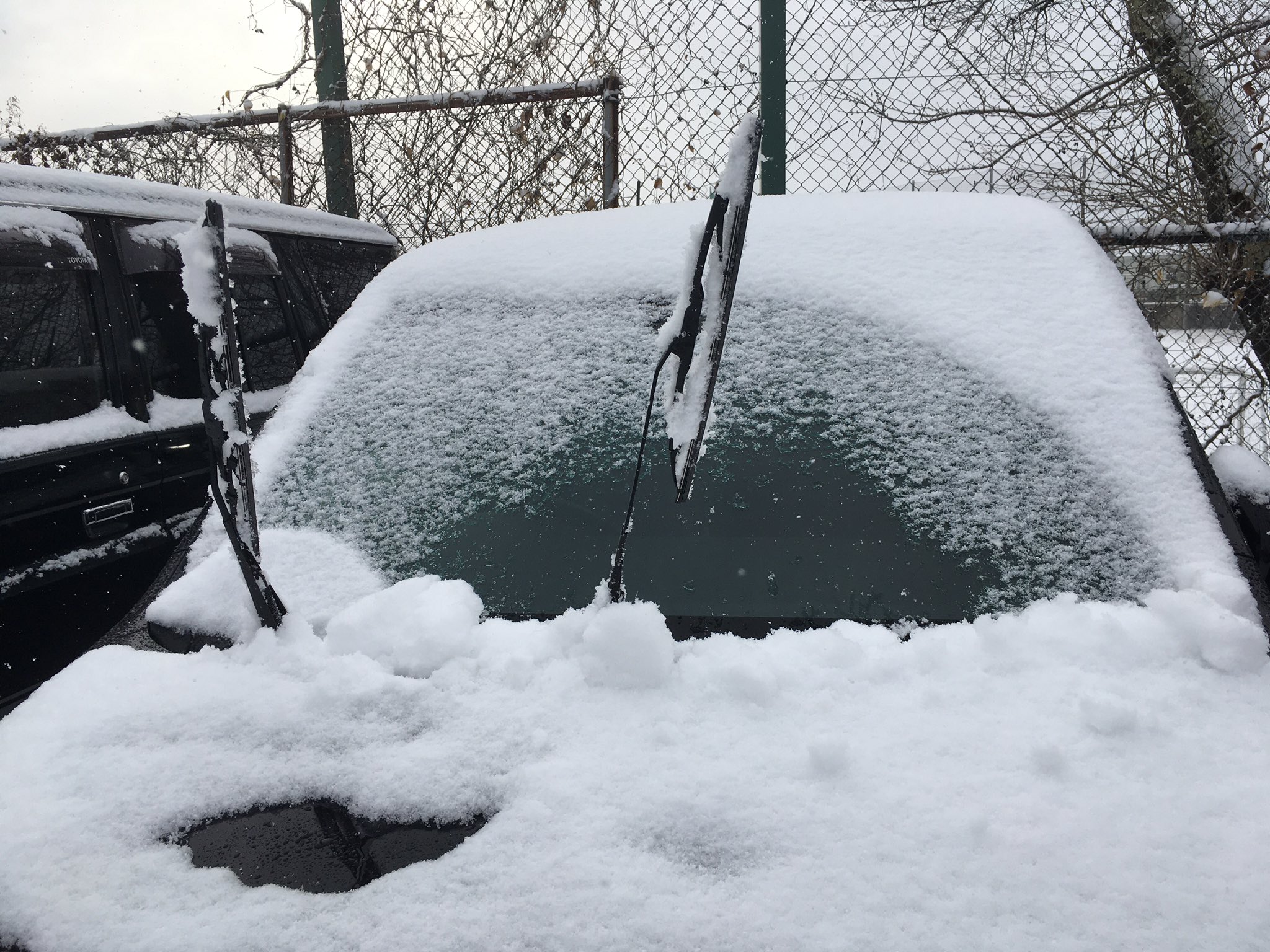 公式 長野県大町市定住促進係 北アルプスの麓ではじめよう田舎暮らし 雪国あるある 駐車する時に 雪が降っているもしくは降りそうな時は車のワイパーを立てる ワイパーを雪の重みから守るためやフロントガラスの雪を降ろすのが楽という理由