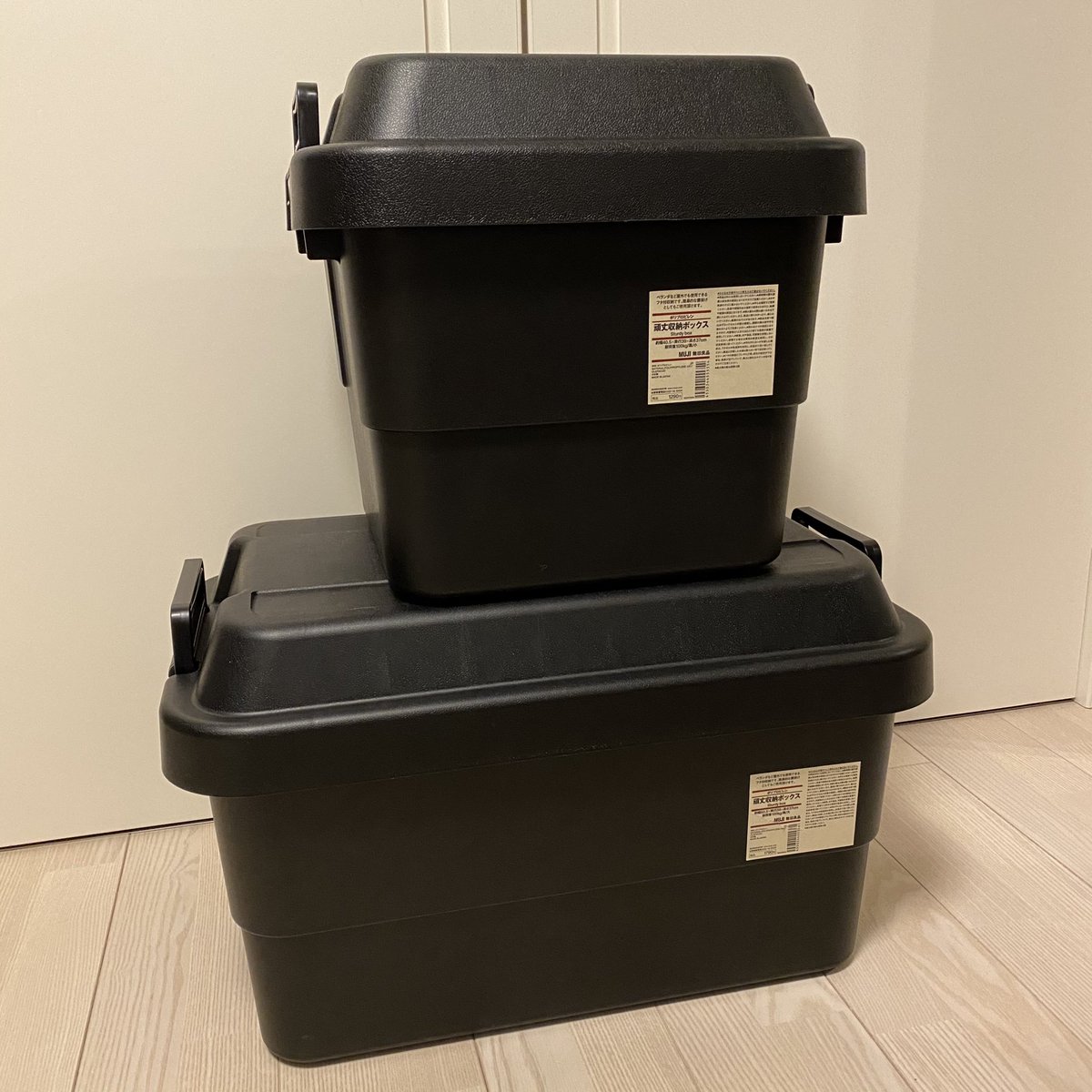 キャンプカフェに憧れてます おはようございます 今朝は冷えますね キャンプに行かれている方のツイートには雪が 有明の無印で見つけた 黒家具 頑丈収納ボックス 千円台で購入出来るのは良いですね 皆さんの真似して ステッカーとか貼ろう