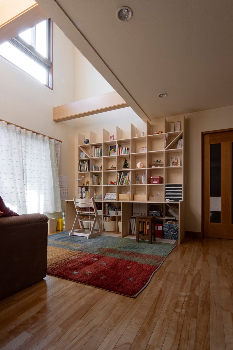 Margherita マルゲリータ 柔らかい光の入る吹き抜けに 柔らかい光の入る吹き抜けのあるリビングに Shelf カウンター付き本棚 を設置いただきました T Co Ibi17hwpr4 本棚 マルゲリータ本棚 マルゲリータ家具 Margherita 収納棚 壁面