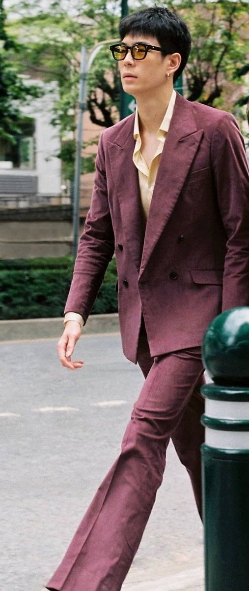 —mientras esperaba a que iniciará la ceremonia, publica en instagram unas fotos que le tomó <a href="/HxnJKim/">Peace</a> antes de llegar al salón.—