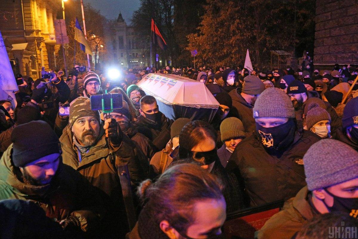 Recently in Kyiv, right-wing nationalists protested the Ukrainian president Zelenskiy by staging a mock funeral for "justice." Far-right orgs like National Corps, Democratic Axe, and C14's Society of the Future participated. This is a  #thread about the girl with the blindfold.