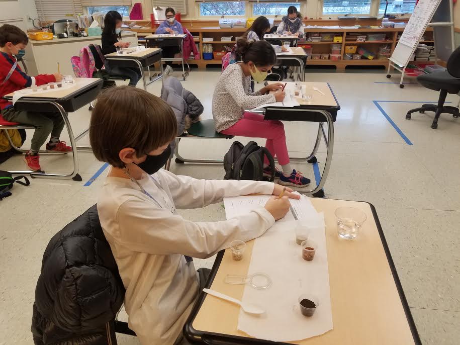 QRSWolfsonClass's tweet photo. Observing, recording, and discussing the properties of the four components of soil. @MrsMeghanMeade  #qrspride https://t.co/QIosuM8KMa