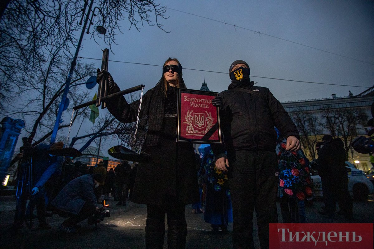 Recently in Kyiv, right-wing nationalists protested the Ukrainian president Zelenskiy by staging a mock funeral for "justice." Far-right orgs like National Corps, Democratic Axe, and C14's Society of the Future participated. This is a  #thread about the girl with the blindfold.