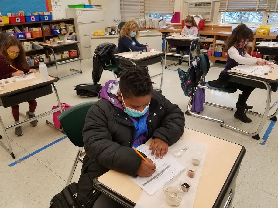 QRSWolfsonClass's tweet photo. Observing, recording, and discussing the properties of the four components of soil. @MrsMeghanMeade  #qrspride https://t.co/QIosuM8KMa