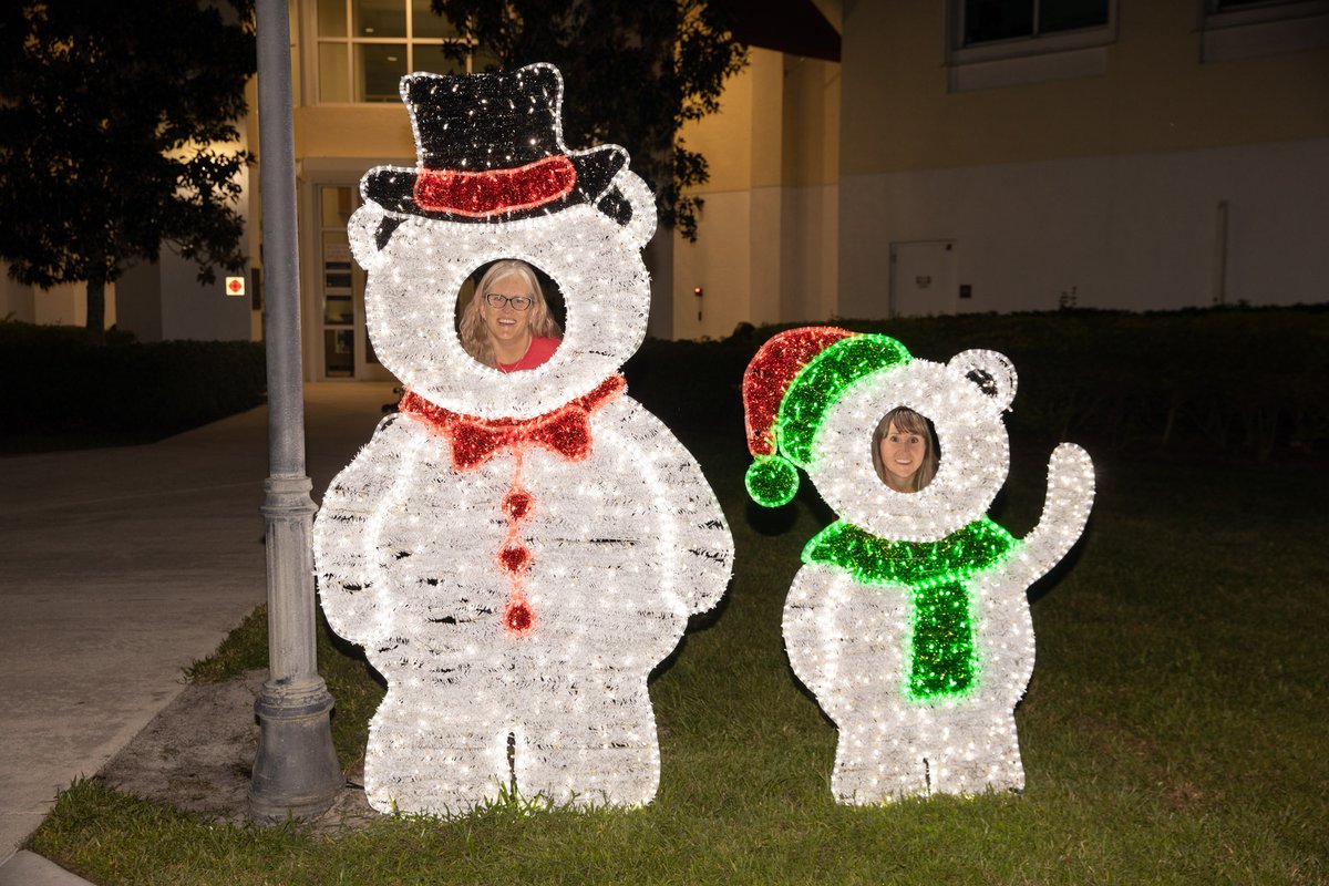 CityPortStLucie's tweet photo. Our #PSLinLights Holiday Photo-Op Destination Contest is here! 🎄
Take a photo in front of one of nine Holiday Photo-Op Displays throughout the City, post it to social media using #PSLinLights & you could win prizes! 🤩
Learn more 👉 https://t.co/LU23Fb0MnZ https://t.co/tLvivO7xTr