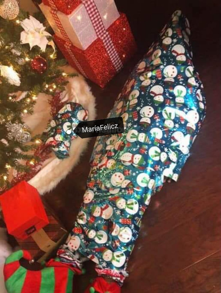 FantasiasMxx's tweet photo. Yo debajo de tu árbol de navidad porque yo soy tu regalo. https://t.co/x3AggET6dA