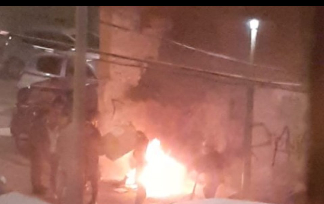 PalmaBarrios_'s tweet photo. #CampRedó, otra noche con hogueras tóxicas, junto a vehículos y edificios, a riesgo de salir ardiendo por culpa de determinados grupos en los espacios municipales. Sr. @hila, cuándo van a dar una alternativa válida para que los residentes afectados de esta zona puedan descansar? https://t.co/6vV47SZrs8