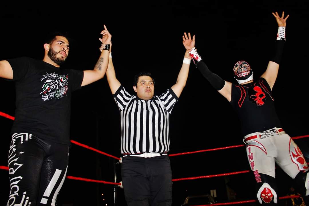 ElSilencioLucha's tweet photo. Muerte Infernal y el Silencio en Tortas "Arriba Los Rubos" Antes y después de dejar en silencio a los hocicones de Los Camachos.. 🔥
📸: Andy Laudano
#elsilencio #muerteinfernal #luchalibremexicana #luchamexicana #luchadores #cmll #aaa #wwe #aew #cabron #ecw #martinezent https://t.co/SWgojzncQQ